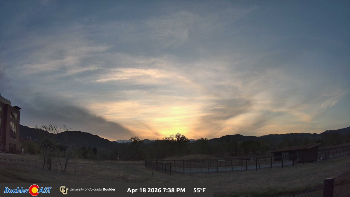 BoulderCAST's tweet image. We got several questions this evening asking if there was a fire in the Mountains based on some interesting looking clouds streaming into the Denver area. Nope, those are just clouds folks! For today at least, it's not a fire! #COwx #denver #colorado