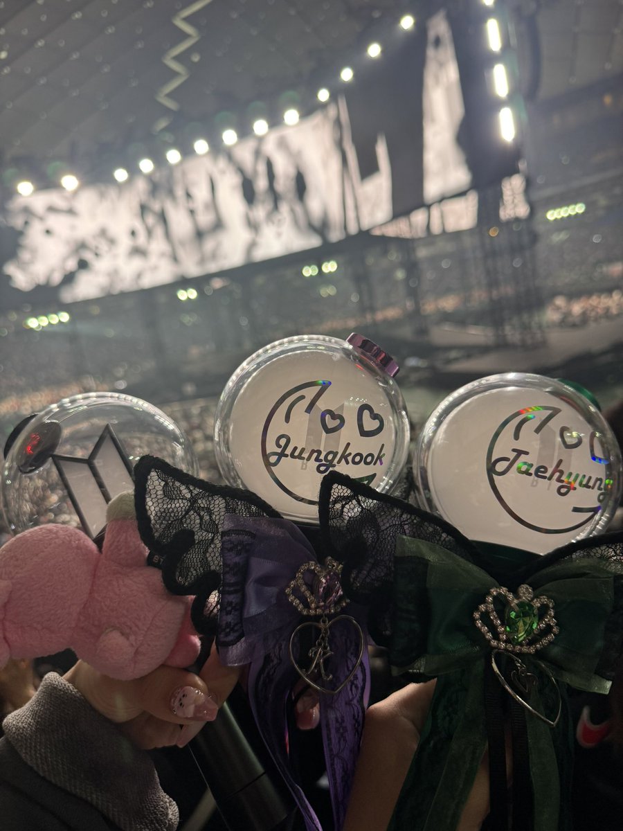JKyuukix's tweet photo. 赤ちゃんの時からテヒョンペンの娘と
参戦してきました👶🏻🔥
ふたりで大号泣😭8年ぶり😭幸✨️
同じ時代に生きれて
アイドルになってくれて感謝💜
7人がだいすきだあー(ˊo̴̶̷̤  ̫ o̴̶̷̤ˋ)✨️

💜🤝아포방포🤝💜

 #BTS_ARİRANG 
 #東京ドーム
 #JUNGKOOK 
 #BTS https://t.co/NYqgKLfJm3