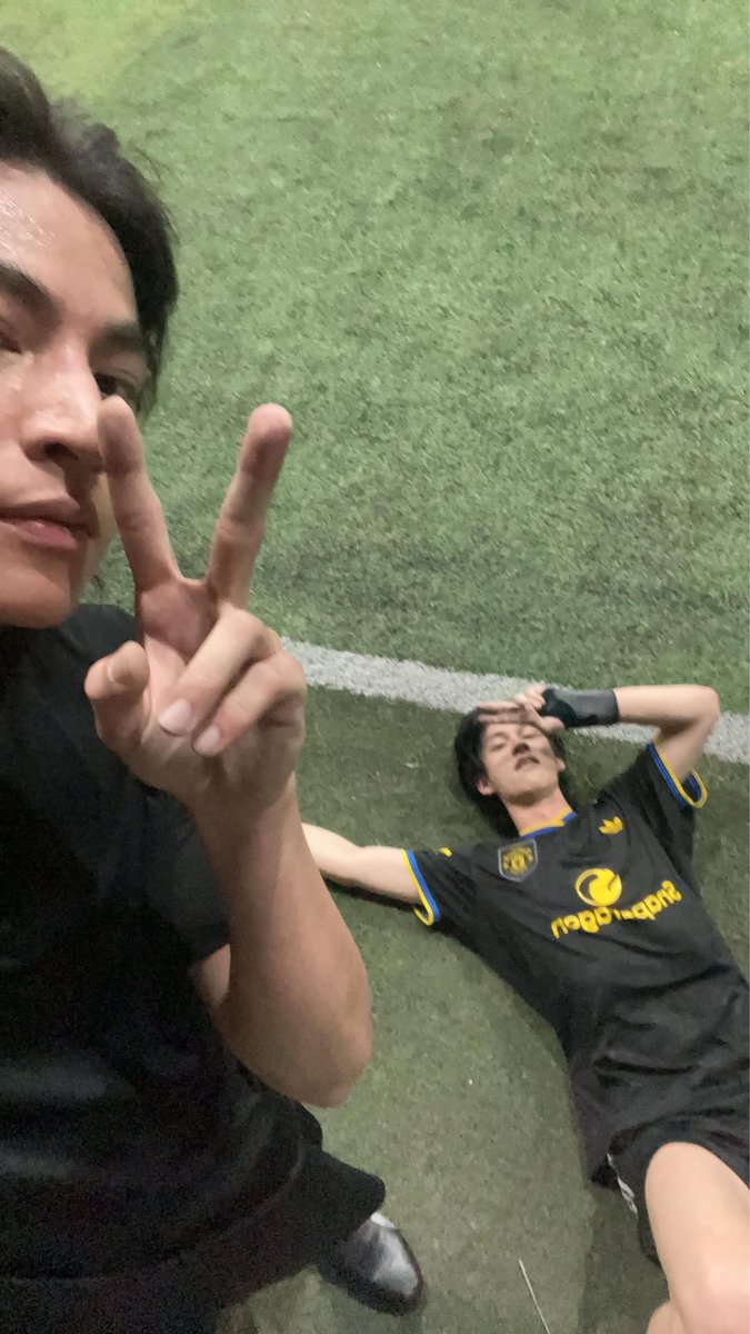 Ah, the photo with Bright could be an old one from Jan, when Bright's hair was longer and he's still wearing the wrist brace
It's cute how Gulf set it as the cover photo though 😄

#bbrightvc