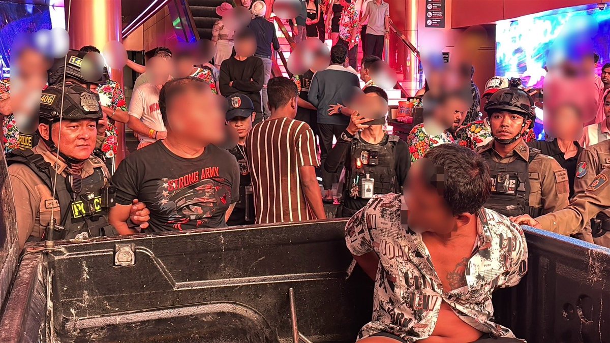 ตำรวจสายสืบสภ.เมืองพัทยา เมาหนัก กร่างยิงปืนเข้าสถานบันเทิงย่านวอร์คกิ้งสตรีท เจ้าของร้านกัญชายกมือไหว้เข้าไปห้ามกลับโดนยิงตาย แถมด่ากราดทั้งนักข่าวที่ทำข่าวและตำรวจที่มาควบคุมตัวด้วย