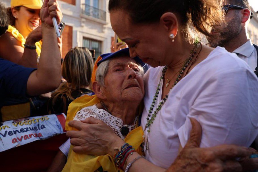 VicctorFl's tweet image. Donde una mujer abraza a su pueblo, nace la esperanza de toda una nación.

Gracias @MariaCorinaYA 

#Madrid #Venezuela #MariaCorinaMachado