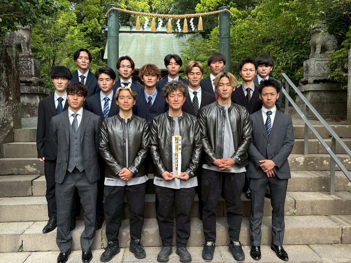 SBFC_OFFICIAL's tweet photo. ＼必勝祈願⛩／

今シーズンも報徳二宮神社にて必勝祈願を行いました🙏

トップチーム、S.B.F.C. LONDRINA、S.B.F.C. LONDRINA U-18の選手、スタッフ全員で今シーズンの飛躍を胸に誓いました‼️

地域の想いを背負い、チーム一丸となり戦います🔥

今シーズンも応援よろしくお願いします🙇‍♂️

#bellmare_F
#ChanceEmpowerment