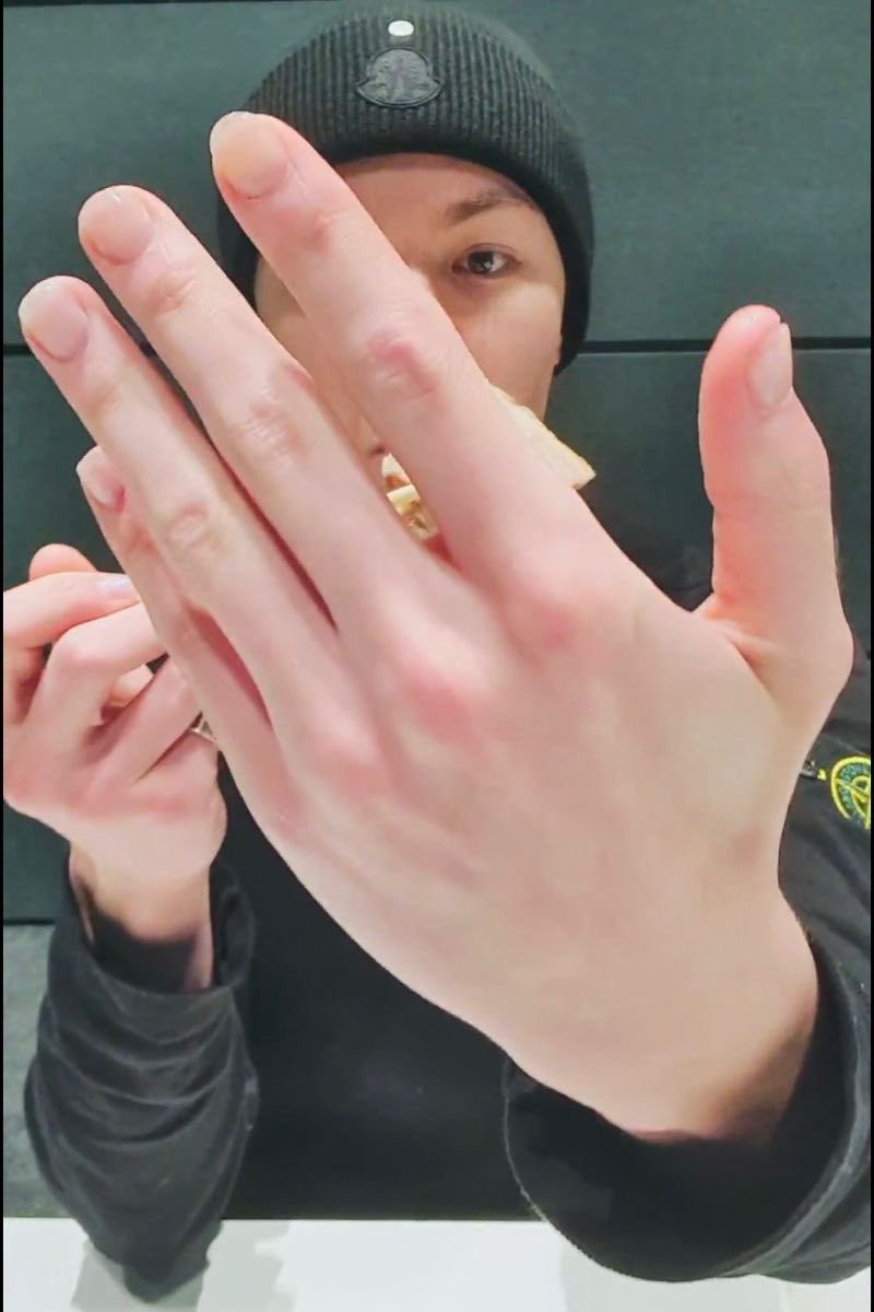 vernon hands tweet media