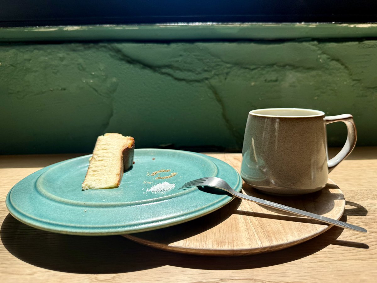Kuro_Mike_Nuco's tweet image. デザートは浜町のステキカフェDixansでバスク風チーズケーキと深煎りコーヒー
窓から見える景色が額装された絵みたいなのと、席の番号札がクラシカルなホテルの方鍵みたいでオシャレ
ヒンナヒンナ^_^
#coffee 
#tokyo