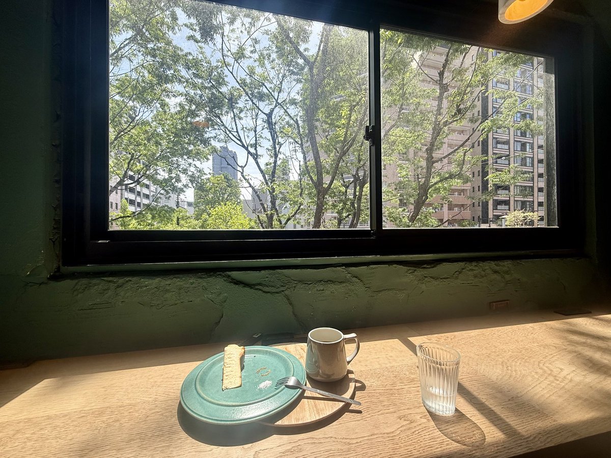 Kuro_Mike_Nuco's tweet image. デザートは浜町のステキカフェDixansでバスク風チーズケーキと深煎りコーヒー
窓から見える景色が額装された絵みたいなのと、席の番号札がクラシカルなホテルの方鍵みたいでオシャレ
ヒンナヒンナ^_^
#coffee 
#tokyo