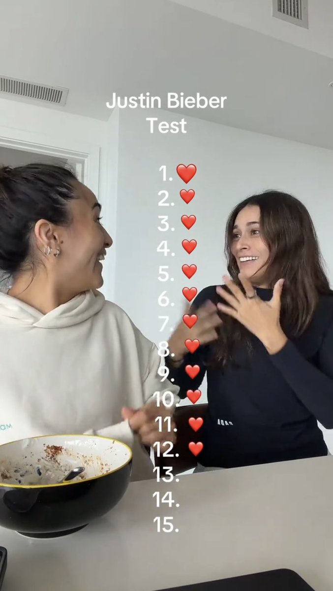 cachersociety's tweet image. #TikTok | calleypoche en su nuevo video.

– "Curiosamente se nos olvido el final de Despacito hahaha" 

🔗: vt.tiktok.com/ZSHwXM2XP/