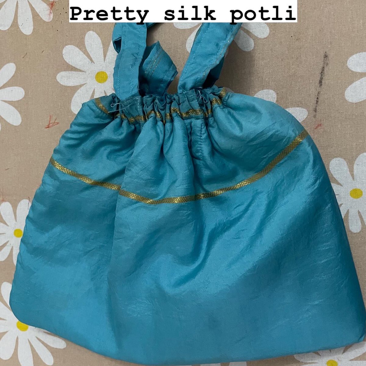 janakimurali's tweet image. #ThreadTales 👵🏼
Scrap to smart 🛍️
Some repurposed potlis &amp;amp; shopping bags from scrap…
Left over silk scrap, for this blue potli.  Brocade pallu &amp;amp; border for this foldable potli.  Kora cloth vegetable bags was the lining for these 2 shopping bags.
#repurposing  
#recycle 
#reuse