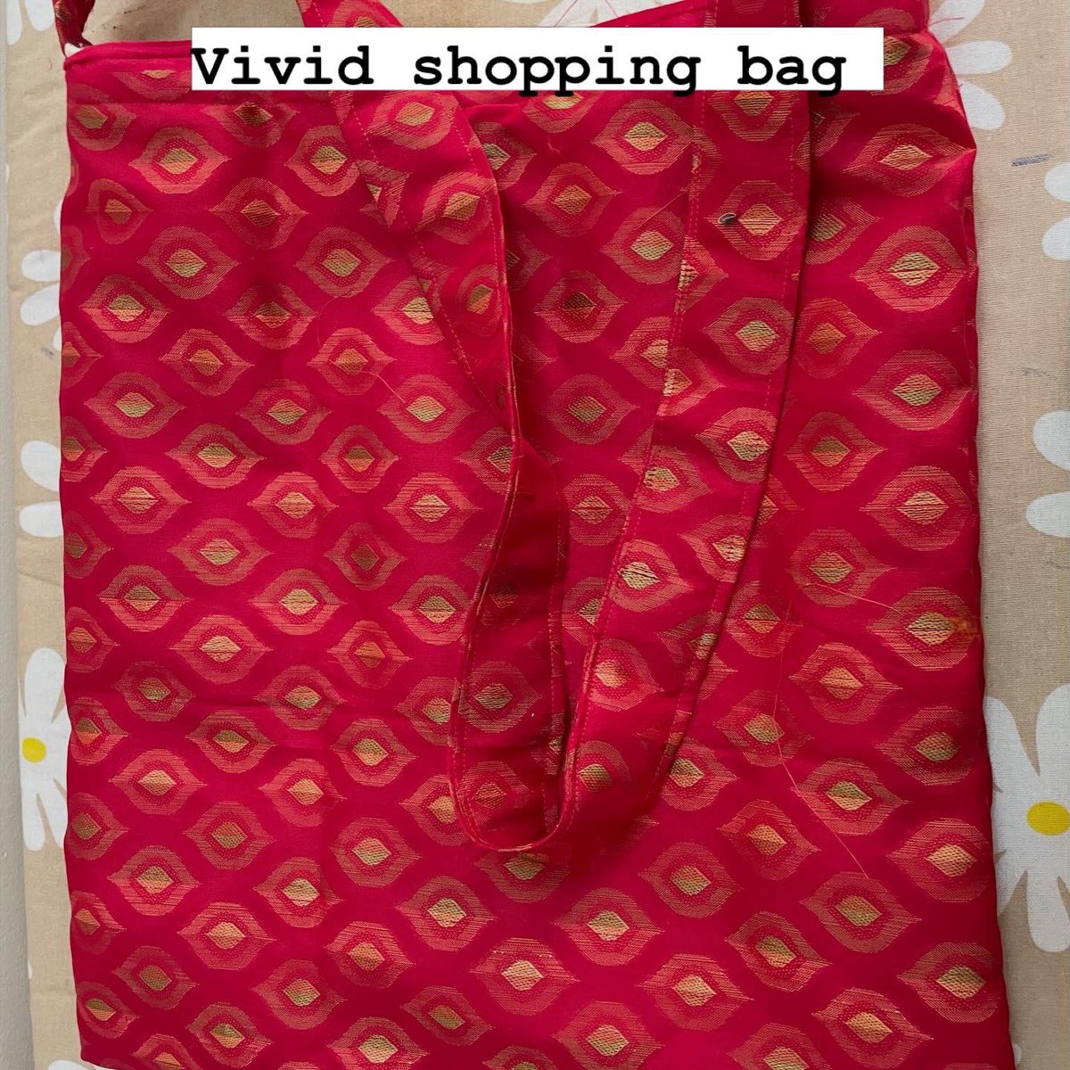 janakimurali's tweet image. #ThreadTales 👵🏼
Scrap to smart 🛍️
Some repurposed potlis &amp;amp; shopping bags from scrap…
Left over silk scrap, for this blue potli.  Brocade pallu &amp;amp; border for this foldable potli.  Kora cloth vegetable bags was the lining for these 2 shopping bags.
#repurposing  
#recycle 
#reuse