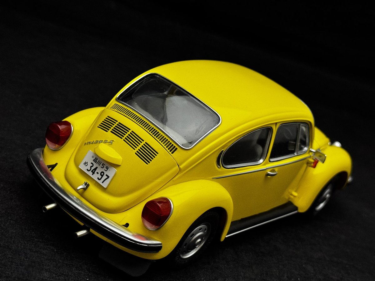 ModelTomo's tweet photo. 久し振りにバンダイのVW 1303Sを入手したので当時、見掛けると幸運を呼ぶと言われたイエローで塗って作ってみた。 https://t.co/LIUIv51Hbw