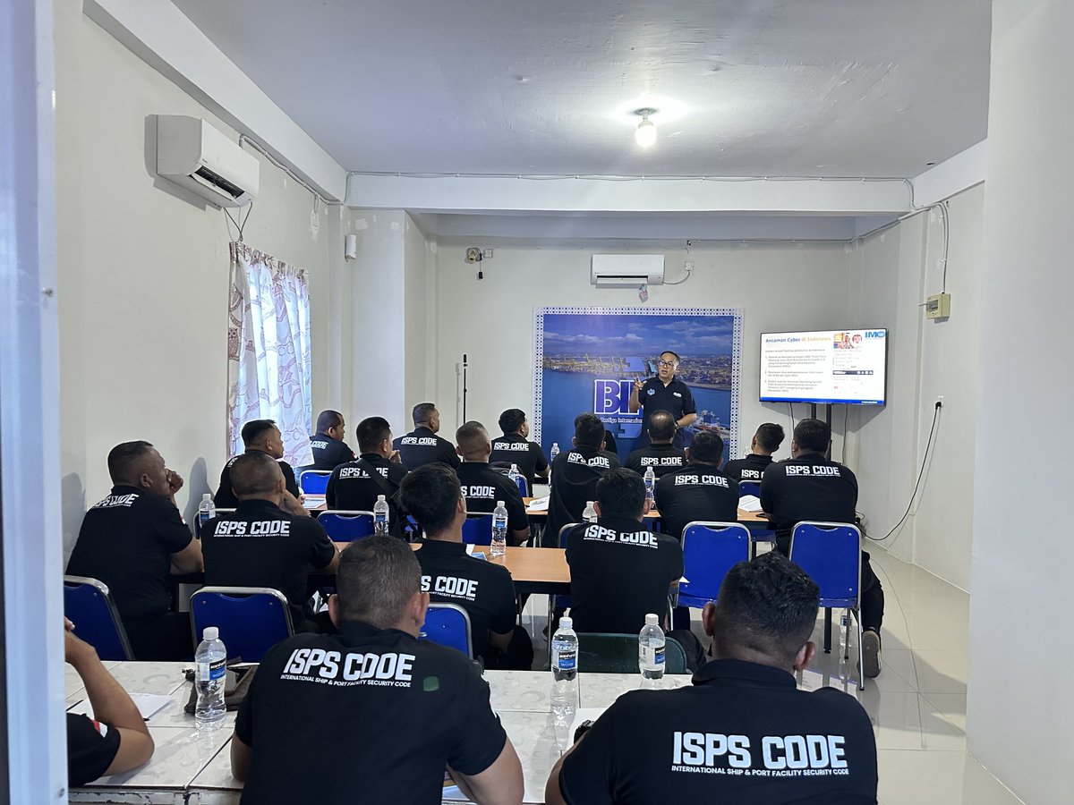 Bhatara_Service's tweet image. Training ISPS CODE IMO 3.24 bersama Bhatara dan RSO Bestiga.

Membangun SDM pengamanan laut yang profesional dan kompeten sehingga siap menjalankan tugas dengan baik.

#ispscode #bhatara #rsobestiga #laut #ksopkhususbatam
