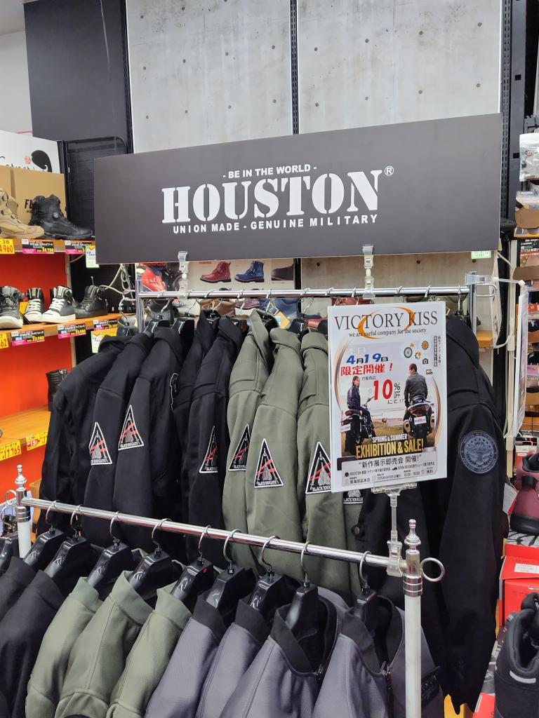 vkissbot's tweet image. 本日は南海部品本店様にて
HOUSTON　シェラデザイン
新作即売会を実施中‼️
普段置いてない　モデル　サイズを在庫しております。
是非お立ち寄り下さい😊
#南海部品 
＃バイクウェアー
#HOUSTON
#シェラデザイン
＃ビクトリーキス