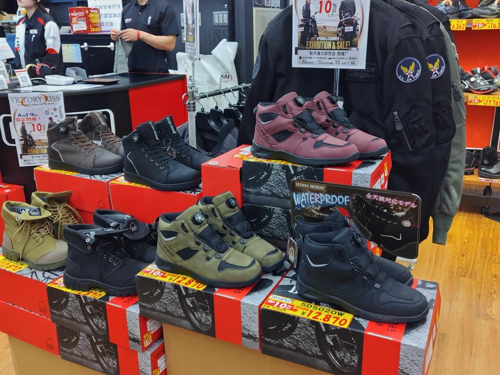 vkissbot's tweet image. 本日は南海部品本店様にて
HOUSTON　シェラデザイン
新作即売会を実施中‼️
普段置いてない　モデル　サイズを在庫しております。
是非お立ち寄り下さい😊
#南海部品 
＃バイクウェアー
#HOUSTON
#シェラデザイン
＃ビクトリーキス