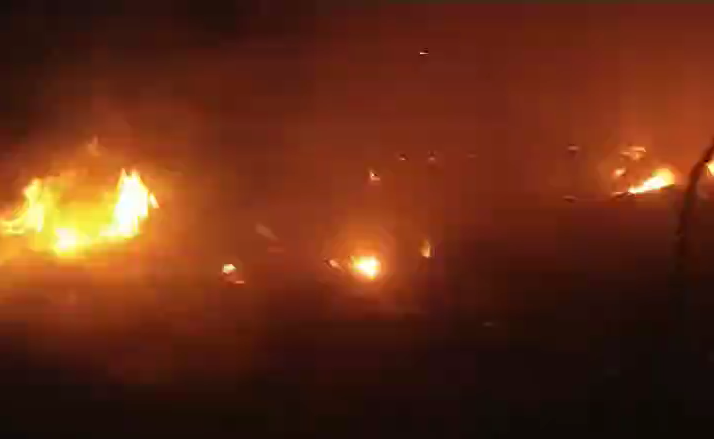 bstvlive's tweet image. फिरोजाबाद : शिकोहाबाद सब्जी मंडी में भीषण आग

➡40 सब्जी दुकानें जलकर खाक
➡6-7 कपड़ा दुकानें भी जलकर राख
➡दमकल ने आग पर पाया काबू
➡हादसे में कोई जनहानि नहीं

#Firozabad #FireAccident #UttarPradesh @firozabadpolice