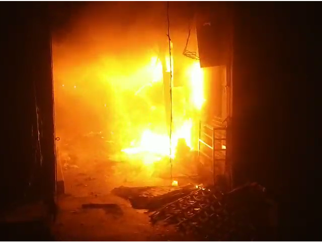 bstvlive's tweet image. फिरोजाबाद : शिकोहाबाद सब्जी मंडी में भीषण आग

➡40 सब्जी दुकानें जलकर खाक
➡6-7 कपड़ा दुकानें भी जलकर राख
➡दमकल ने आग पर पाया काबू
➡हादसे में कोई जनहानि नहीं

#Firozabad #FireAccident #UttarPradesh @firozabadpolice