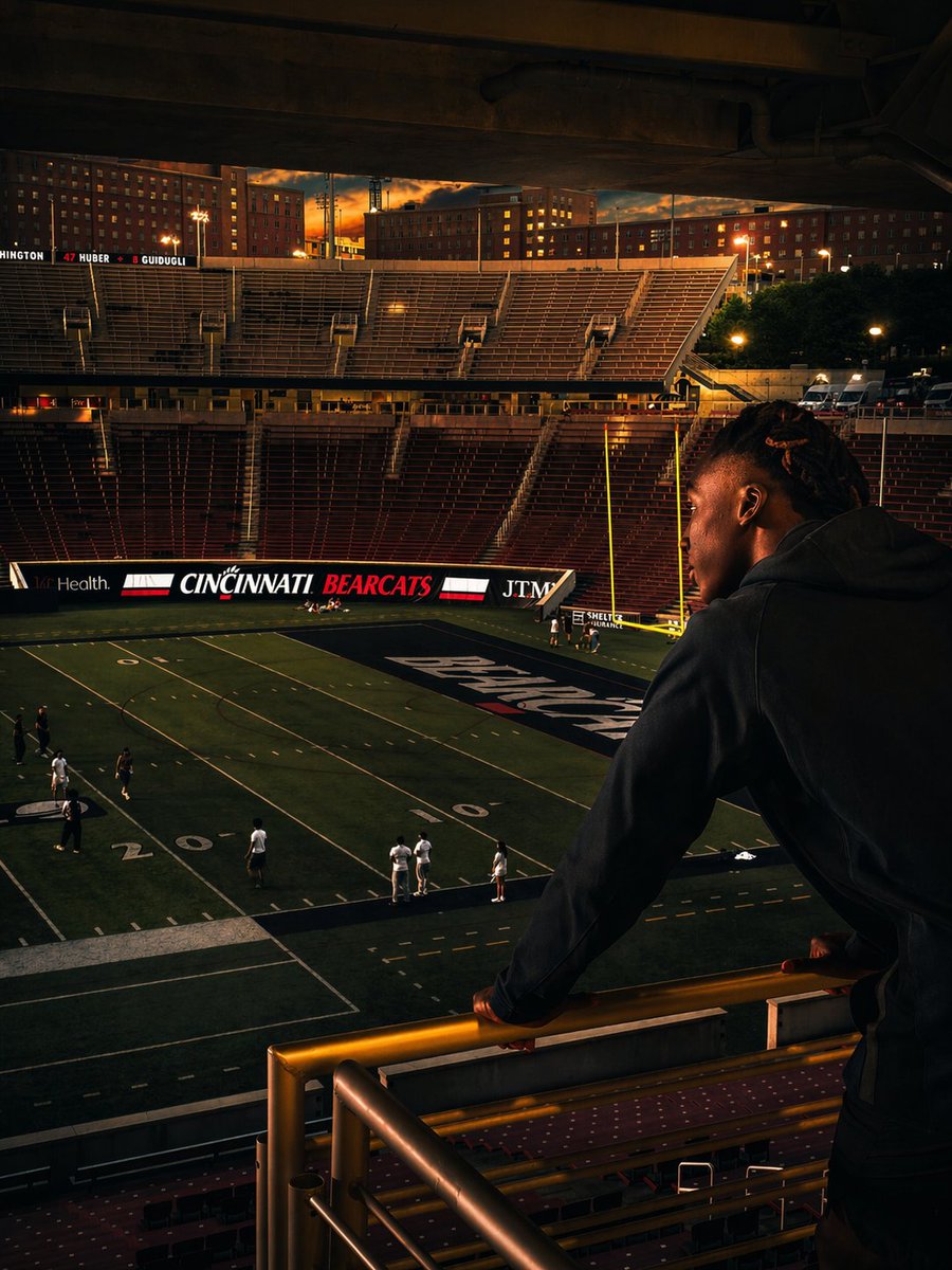 29Ethan77220's tweet photo. Great visit to the University of Cincinnati today. Amazing facility! Grateful for the time with the staff and the opportunity to learn more about the program. Looking forward to what’s ahead. @coach_stepp @recruits_west @CoachJNich @DBarker2442 https://t.co/OyxeAALYYq