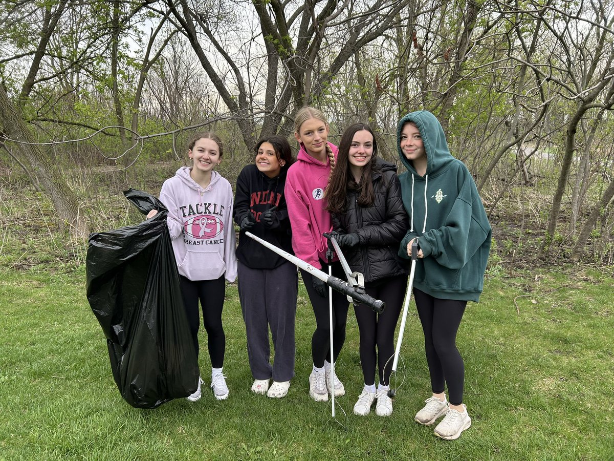 Big shoutout to the girls that got up early today to help clean up the community! Great way to spend our day off! 

<a href="/bg_parks/">@bg_parks</a> 

#SetTheStandard #FightOn <a href="/BGBisonAD/">Buffalo Grove Athletics</a>