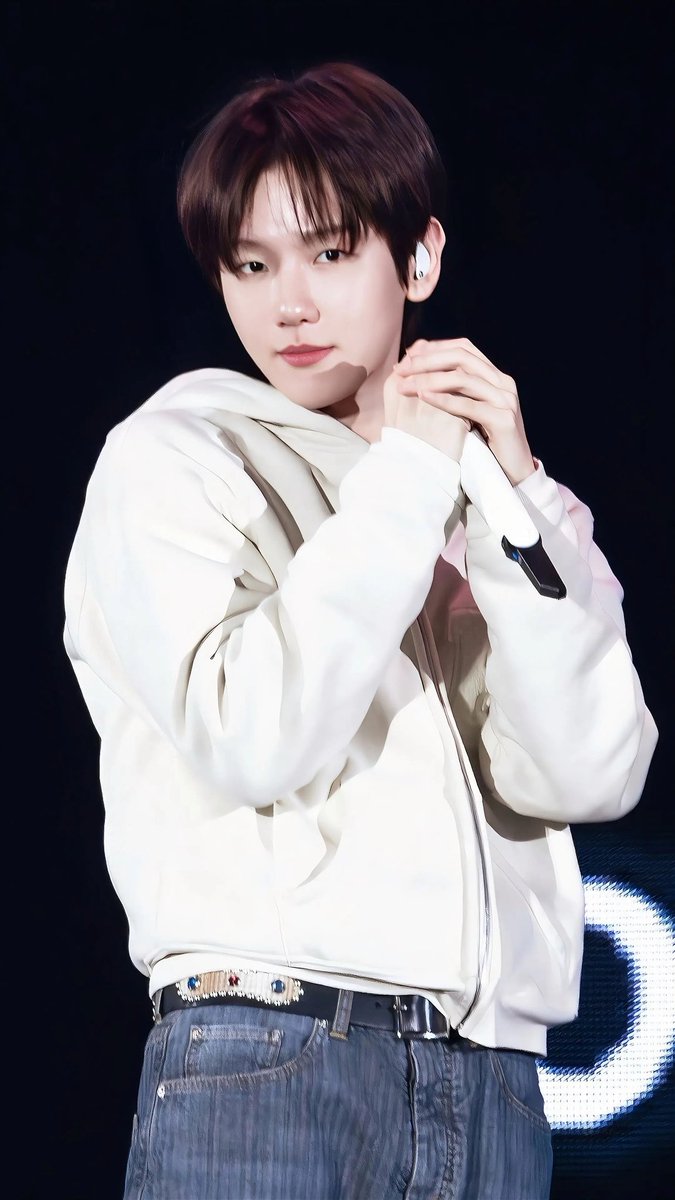 แหะ ๆ ฟอลมาใหม่ พ้มขออนุญาตขายลูกชายกะลูกเขยฝั่งเกาหลีหน่อยนะคับ
คนซ้าย ลูกเขย ชื่อ ชานยอล
คนขวา ลูกชาย ชื่อ แบคฮยอน
อยู่วง exo ทั้งคู่ แต่ค่ายมันไม่ให้ลูกทำงานวงด้วยกัน ฝากหน่อยนะ น้องร้องเพลงเพราะ รวมถึงความสามารถอื่น ๆ เพียบเลยฮะ 🙇