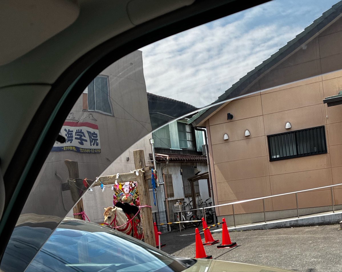 お祭りの飾った馬

が

一瞬撮れた😅

(写真が驚くほど下手😱)