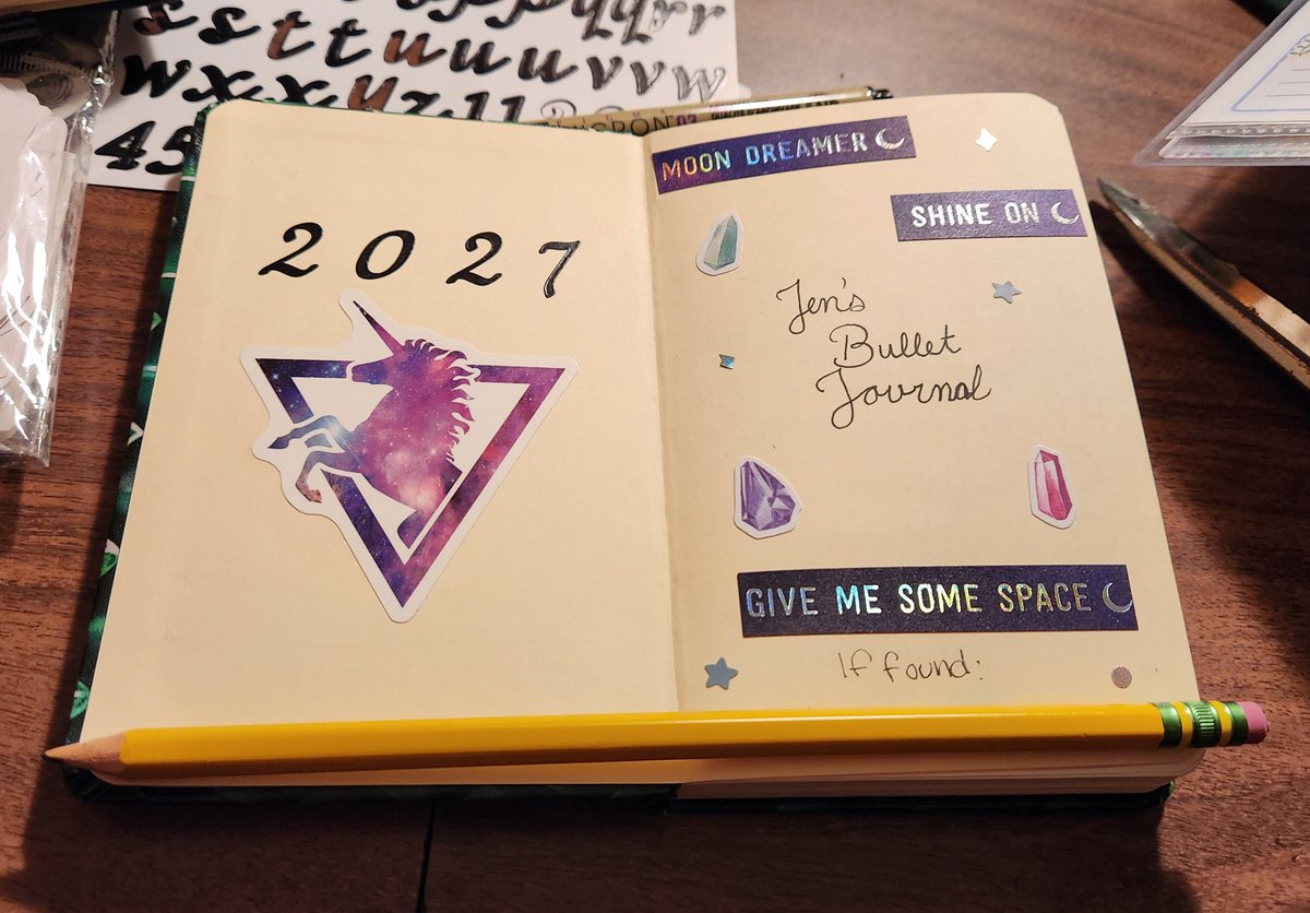 LinJieNi's tweet image. [🧵2027 Intro Pages]
Theme: Stars and Crystals

Includes the cover page, the abbreviation key, New Year's resolutions and year at a glance.

Progress! 🥰 The next series of posts will be the months and their themes - with a new format! 💕

#BulletJournal #bujo #planner