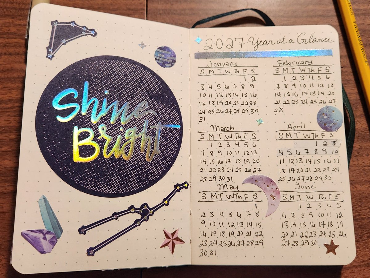 LinJieNi's tweet image. [🧵2027 Intro Pages]
Theme: Stars and Crystals

Includes the cover page, the abbreviation key, New Year's resolutions and year at a glance.

Progress! 🥰 The next series of posts will be the months and their themes - with a new format! 💕

#BulletJournal #bujo #planner
