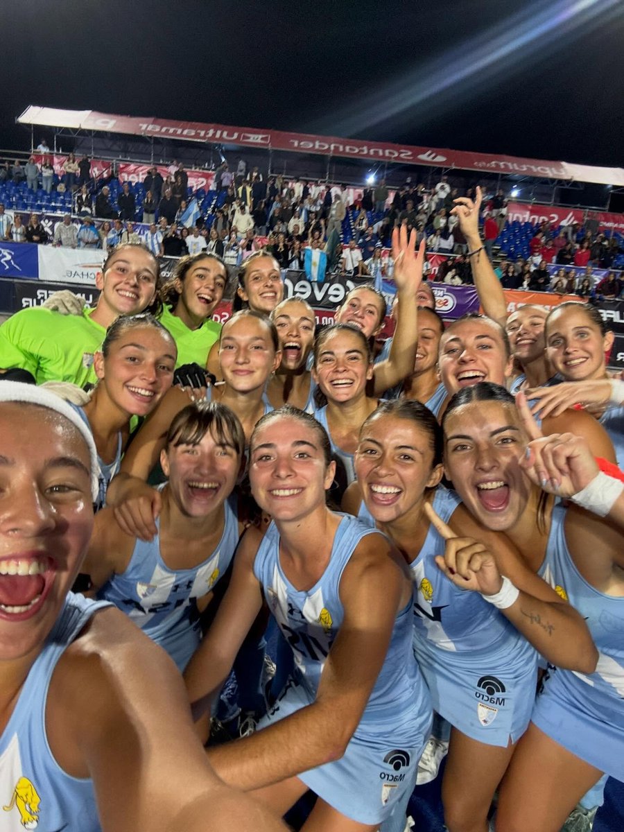 juegargentina's tweet photo. @MundoHockey2 @LeonasARGHockey #Hockey 🏑 #Sub21 #Santiago 📷PAHF ::
🥇 #LEONCITAS CAMPEONAS 👏 Argentina ganó los 7 juegos para revalidar el título Panamericano Junior 🇦🇷
:: Final 🏆 ::
🇦🇷 Argentina 3-1 EE.UU. 🇺🇸
3 goles de Chiara Ambrosini 🤪
➡ Al Mundial Junior 2027 🌎
👉https://t.co/krGWOxGsmC https://t.co/07Q7Je7dvS