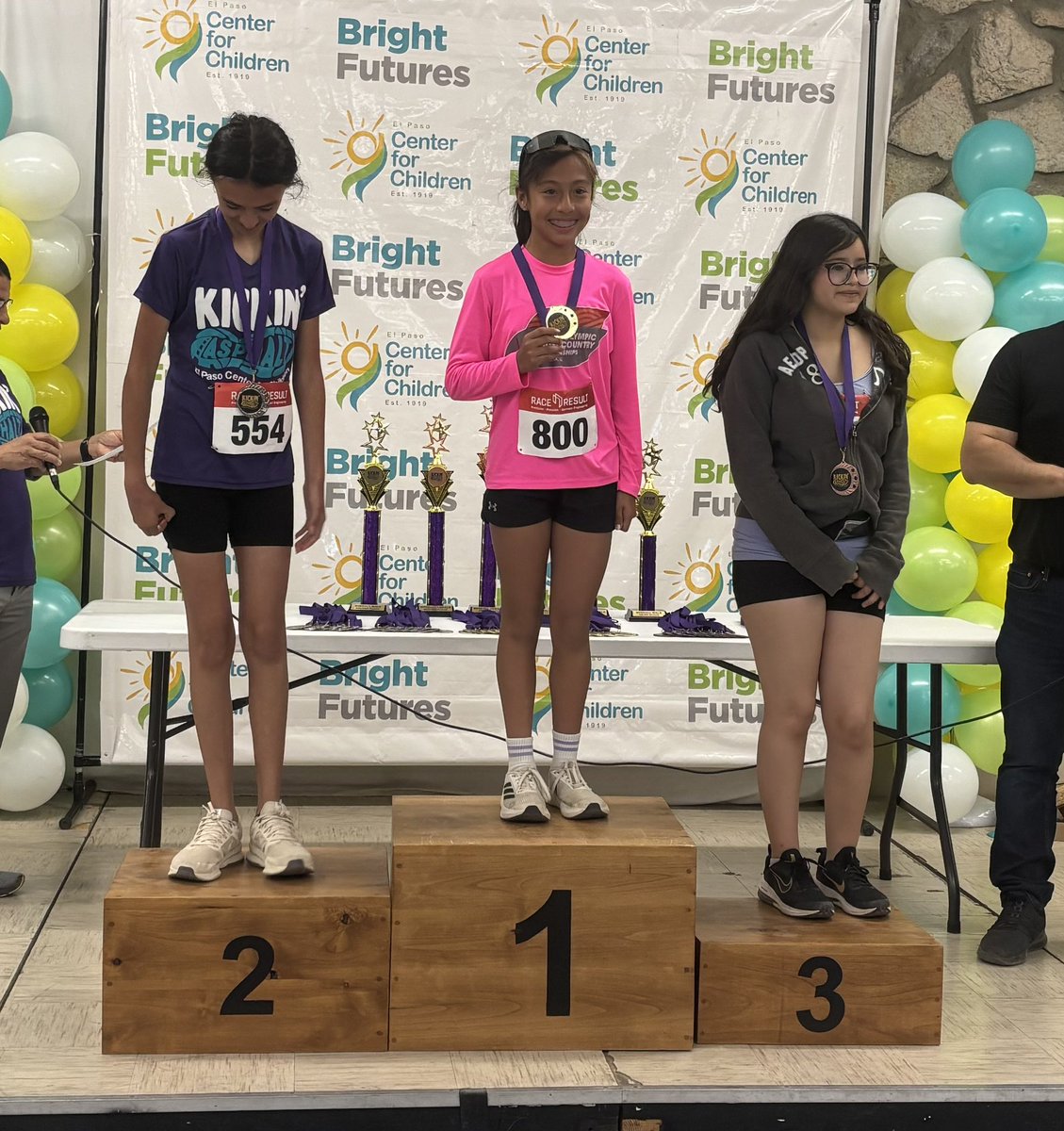 aluna0707's tweet image. The Luna Clan dominated the podium 🥇🥉🏆 Fun 5K after a long day of soccer tournament ⚽️ 🏃🏽 🏃🏻‍♀️ @LunaDrLuis #drlunasclass #run #5kfordinner #kickinasphalt