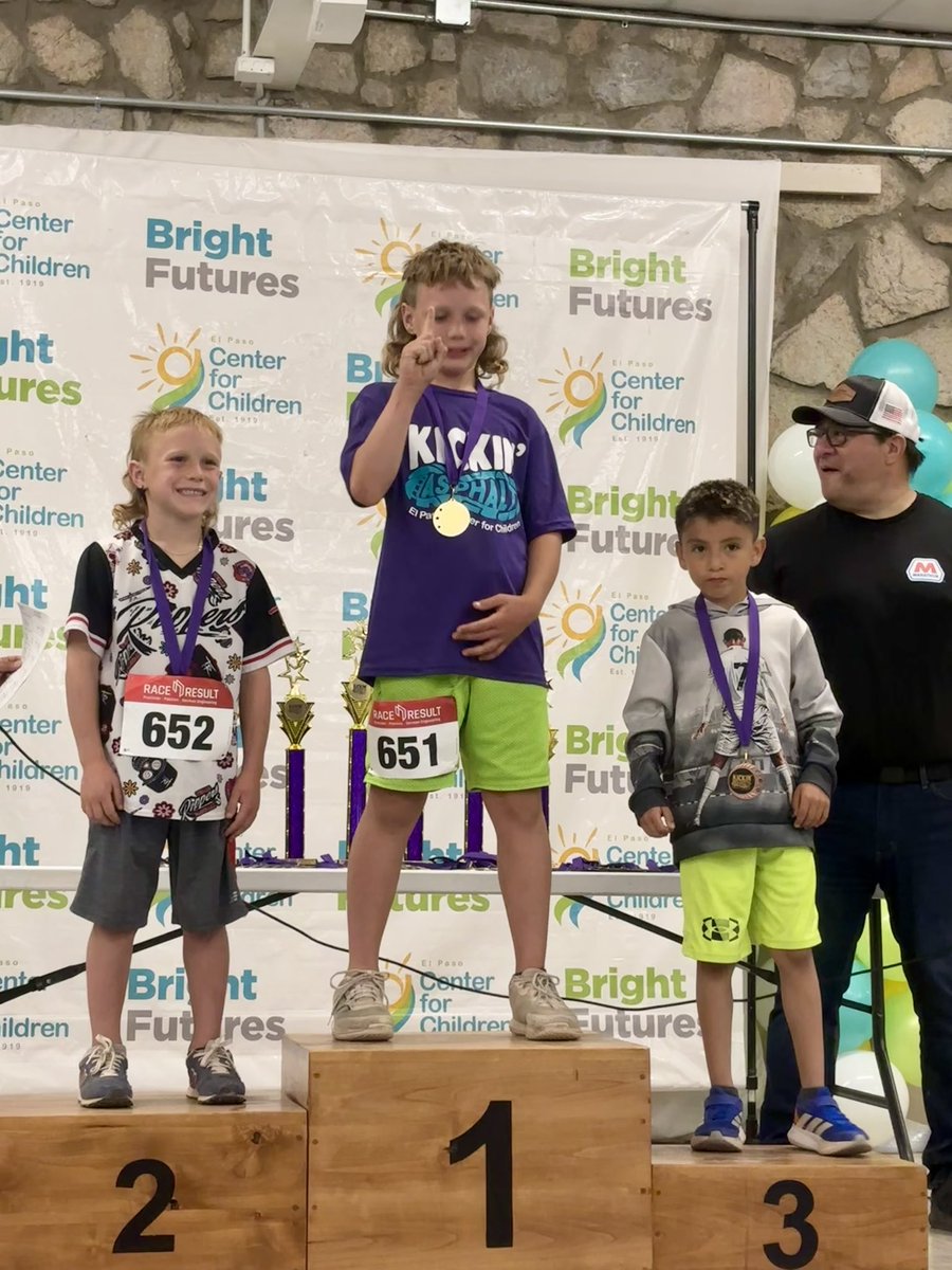 aluna0707's tweet image. The Luna Clan dominated the podium 🥇🥉🏆 Fun 5K after a long day of soccer tournament ⚽️ 🏃🏽 🏃🏻‍♀️ @LunaDrLuis #drlunasclass #run #5kfordinner #kickinasphalt