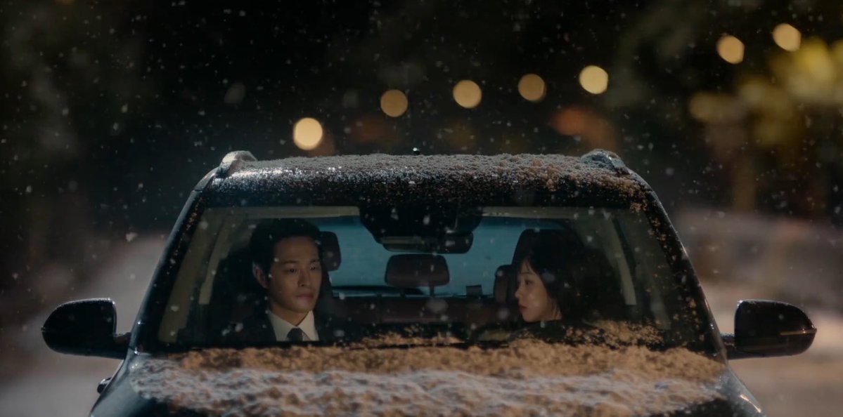 فاينلي!!
هالاثنين قصتهم حلوة مرة وكان ممكن يصيرون احلى سايد كبل لو كانت كتابة شخصياتهم أفضل من كذا ومفروض كأي سايد كبل من ثاني حلقة يتواعدون ومبسوطين ويبدون يساعدون الابطال بعلاقتهم ونحسدهم شلون ضبطت معهم بسرعة
بس مخلينهم زي الابطال ومايتواعدون الا آخر حلقة❓ خسروا اهتمامي