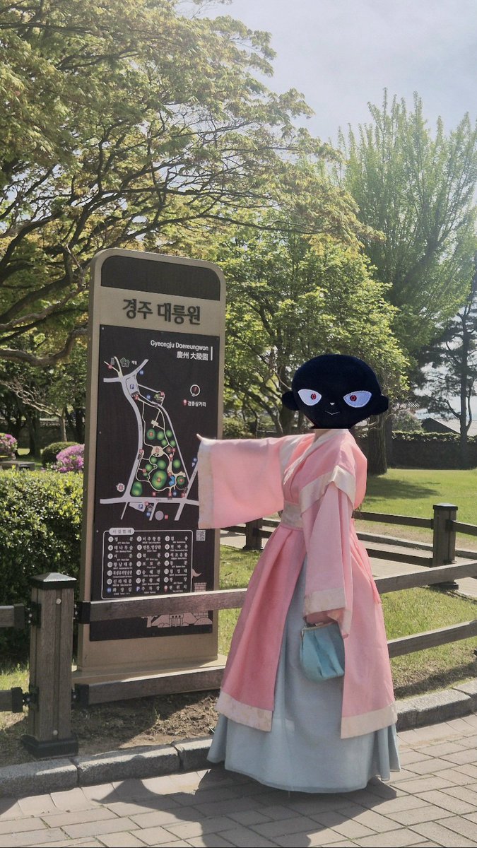 어제 이러고 다녔는데
애기들이 뒤에서
전하!!!!!!!!!
전하아!!!!!!!!!!
하고 충심에 젖은 샤우팅 해서 도망침