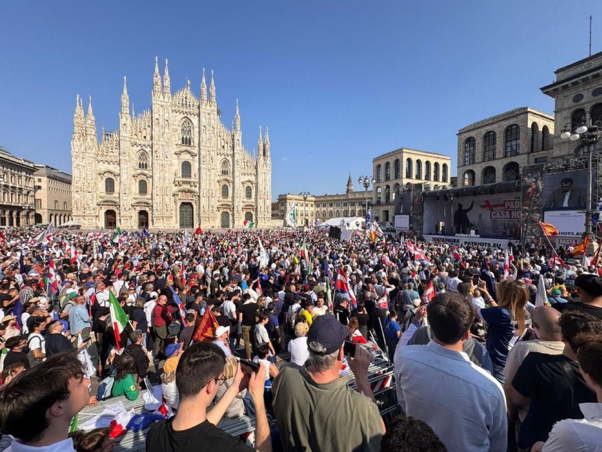 SimonettaZinza's tweet photo. @petergomezblog Noi in Piazza Duomo a #Milano 
In ue #padroniacasanostra #senzapaura 
#Patriotsofeurope  #lega  
#RemigrationSummit 
Bella vero? Quella di FI? https://t.co/SHq8VgBTHG