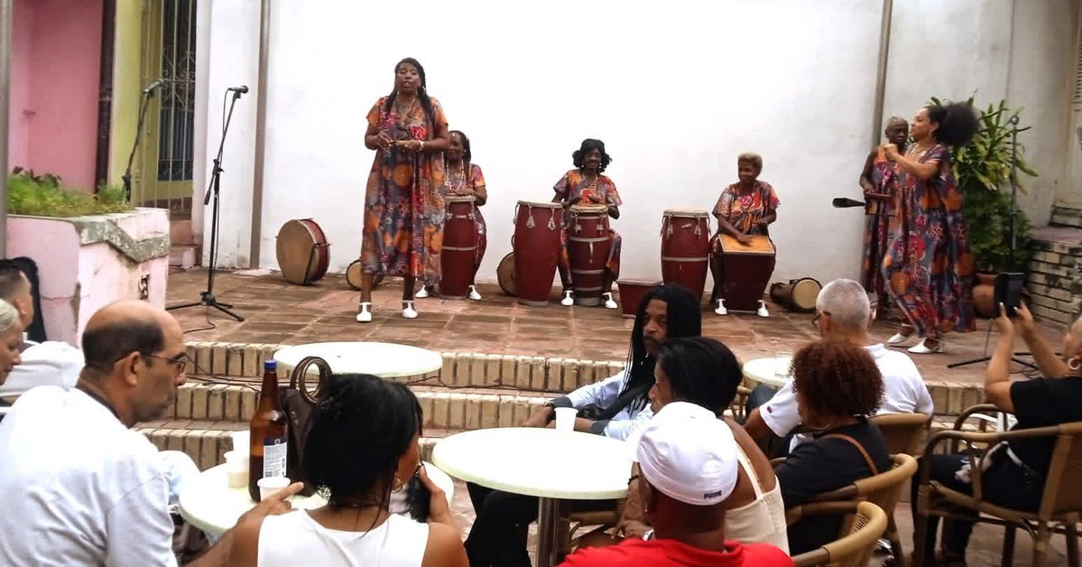 UNEAC_online's tweet image. ♥️Desde la UNEAC felicitamos al grupo santiaguero Obbini Irawo en sus ​31 años. ✨🥁 Obbini Irawo significa «Mujer Estrella», y durante más de tres décadas, esa luz ha sido el faro que guía su tradición. 

🎉Muchas felicidades 👏🏻 

#ArteFiel
#65Uneac 
#CubaEsCultura
