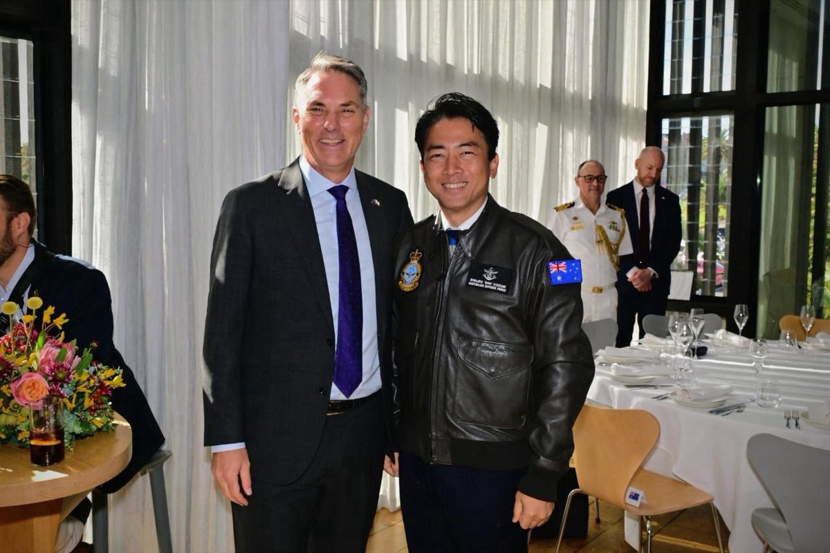 マールズ副首相<a href="/RichardMarlesMP/">Richard Marles</a> から頂いたギフトは特製ジャケットでした。私の名前とマールズ副首相のワッペンが付いた友情のジャケットです。本当に嬉しかったです。肌寒いメルボルンにピッタリだったので夜の艦上レセプションに着ていきました。