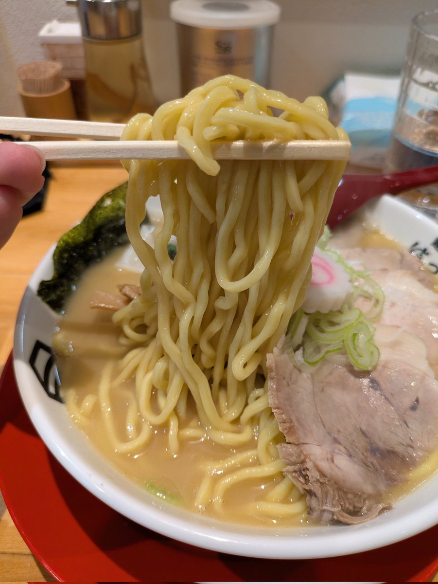 ラン活休みの今朝は
麺屋はっちさんへ✨
真ダラ煮干しの牛骨白湯ラーメン🌟
昨日から食べたかったんです🤩
他の方々もほぼ限定🫣
久々に大盛でしかも肉ワンタンTP😋
良いですねぇこの組み合わせ👍
香りから旨い😆一口で好き🥰
太麺の大盛で腹パンです🤣
大月ご夫妻
今日もご馳走様でした🙇