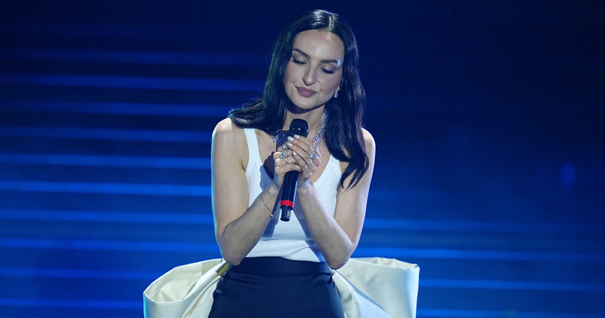 Cinguetterai's tweet photo. Ti darei gli occhi miei,
per vedere ciò che non vedi.
L’energia, l’allegria,
per strapparti ancora sorrisi.
Dirti sì, sempre sì,
e riuscire a farti volare,
dove vuoi, dove sai,
senza più quei pesi sul cuore ♥️
#Canzonissima #Arisa #RenatoZero https://t.co/z5yTsGlol7