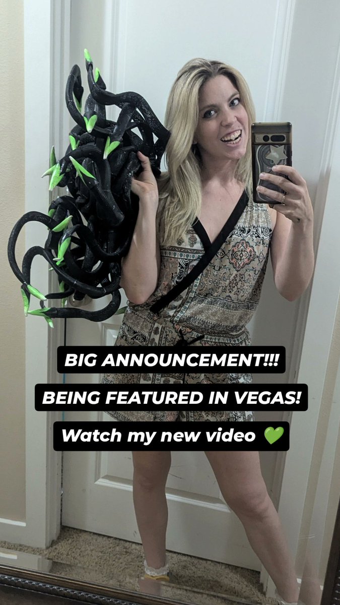 ZBexx's tweet image. i’m so excited for you to see this piece up close… even without me in it 💚

this is so freaking cool to have @wizards_magic featuring my work in the Art of Cosplay show, go see my Vraska cosplay in person at MagicCon Vegas!!

#cosplay #magicthegathering #mtgcosplay #vraska