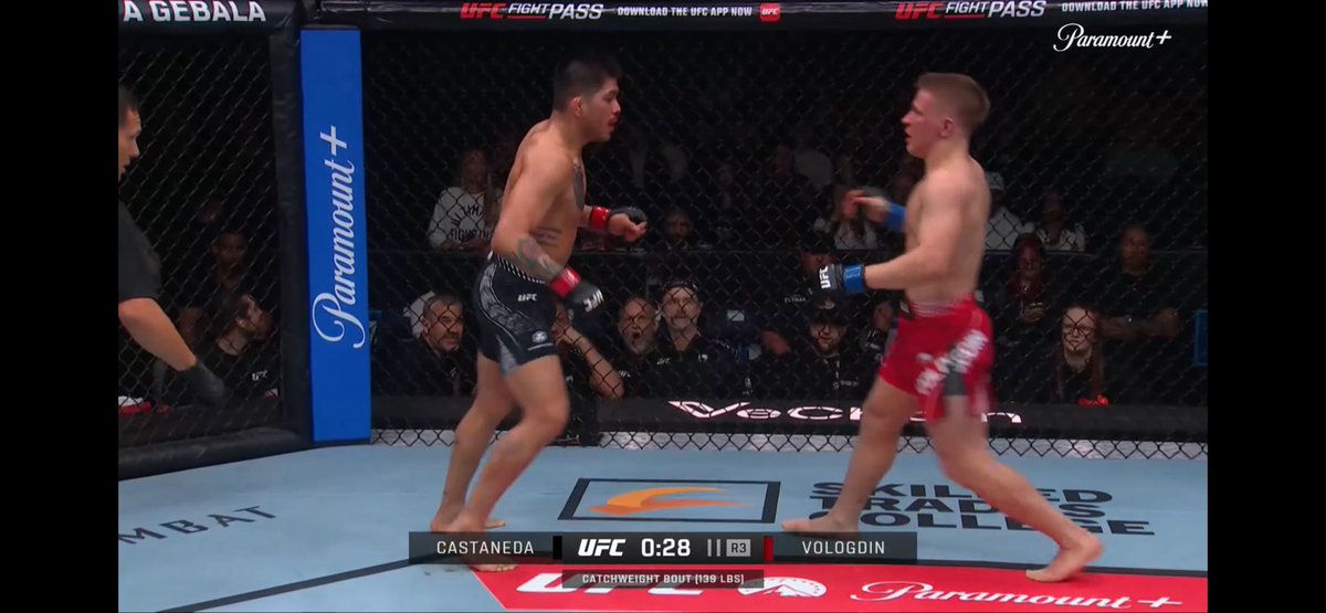 VechainROWS's tweet image. This catchweight scrap is SICK right now 🔥
Castañeda and Vologdin throwing down in the UFC octagon — pure violence, zero chill!
0:28 left in R3 and these guys are still going at it.
How is this prelim this good?!
@UFC
#UFCWinnipeg #VeChain