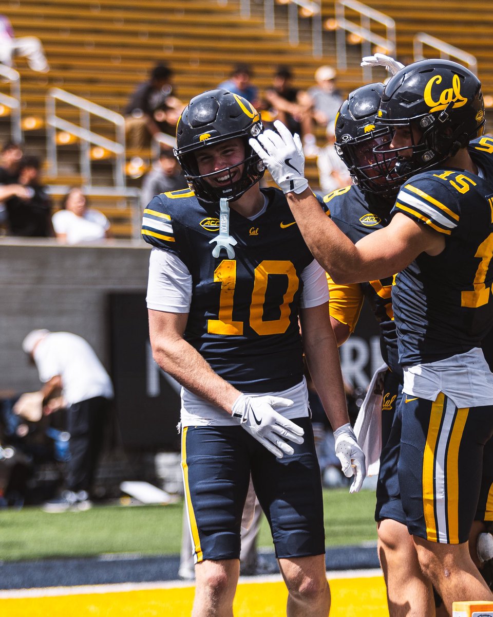 CalFootball's tweet image. Coop comin’ up big for Blue 🫡🔵

Cooper Perry hauls one in for a TD. 

#GoBears