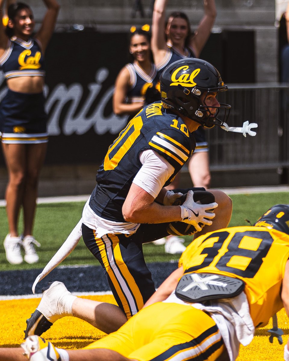 CalFootball's tweet image. Coop comin’ up big for Blue 🫡🔵

Cooper Perry hauls one in for a TD. 

#GoBears