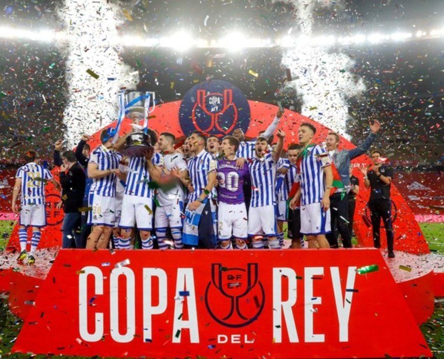 #copadeespañarenfe 
Real Sociedad campeón de la Copa del Rey.
Se impuso a Atlético de Madrid en penales por 4-3
Es la cuarta copa que gana el equipo de San Sebastián 
Felicitaciones 🥳