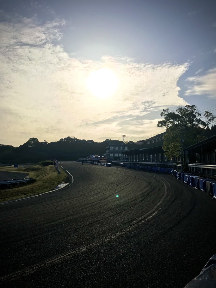 本日は
全日本スーパーモト選手権 第2戦

太陽が出ています🌞

ジョシュアが無双するのか
KENTYが巻き返すのか
沖選手が覚醒するのか
五十住・優那・新井選手はトップ争いに加わってくるのか
楽しみな1日になりそうです

あと
83歳になった林さんは
元気いっぱいです💪

#スーパーモト　#モタード