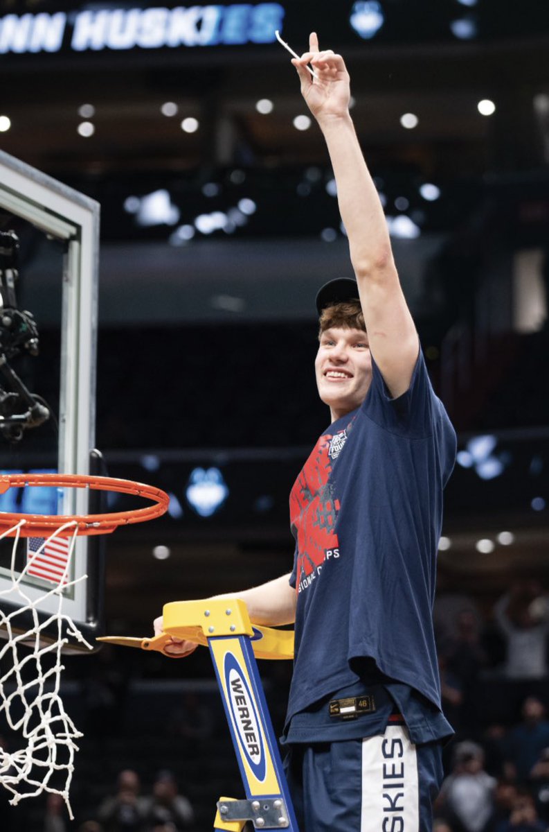 _samcalhoun's tweet image. BREAKING: UConn freshman phenom Braylon Mullins has decided to return for his sophomore season, per multiple sources.

The Bringer of Rain is back, announcing on his birthday.

📸 by Emma Meidinger / @the_dailycampus