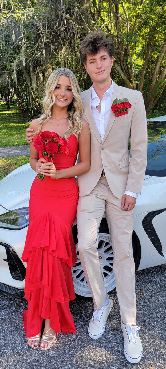 KristiMStahr's tweet image. Senior prom night for my beautiful daughter Bailey. I'm so incredibly proud of the incredible young woman she has become. My heart is full. 
 #ClassOf2026 #NHS #prom
#BaileyGrace #Florida 💃