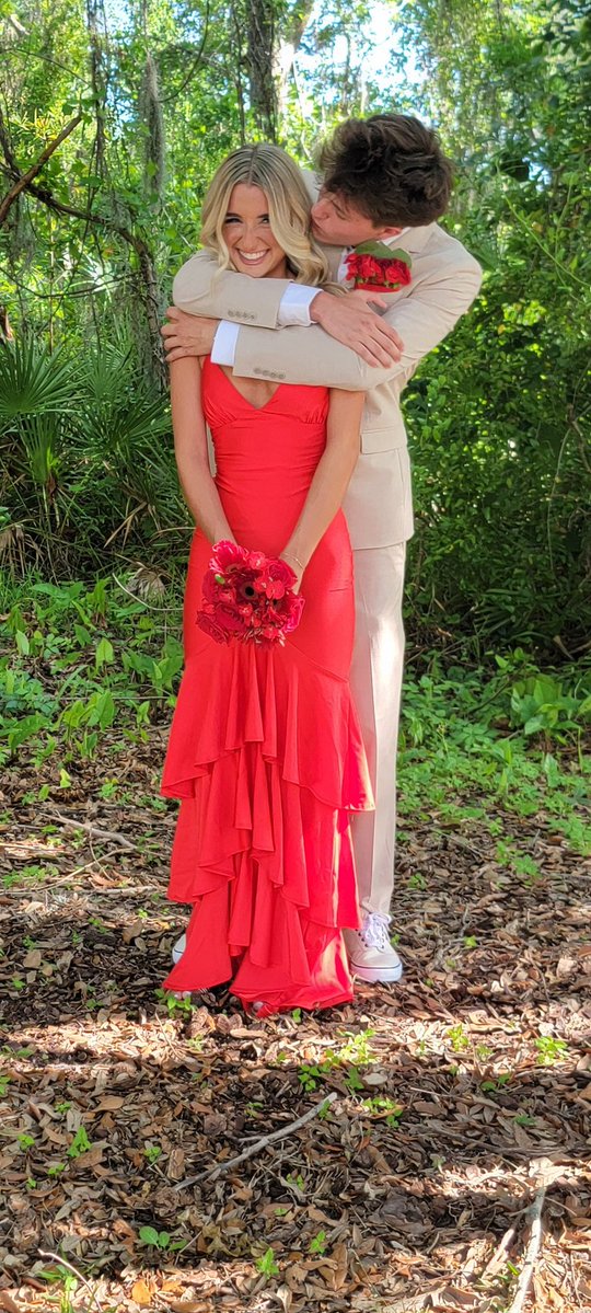 KristiMStahr's tweet image. Senior prom night for my beautiful daughter Bailey. I'm so incredibly proud of the incredible young woman she has become. My heart is full. 
 #ClassOf2026 #NHS #prom
#BaileyGrace #Florida 💃