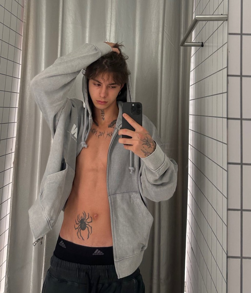 𝗜𝗡𝗦𝗧𝗔𝗚𝗥𝗔𝗠
                   ━━━  @𝙣𝙖𝙠𝙧ø𝙣.𝙤𝙛𝙛𝙞𝙘𝙞𝙖𝙡_

               Los capos no cambian gato,
Desde el ataúd te pienso casa rato 🔪♥️

      ─────────────
      ⌂         ⌕         ⊞         ♡