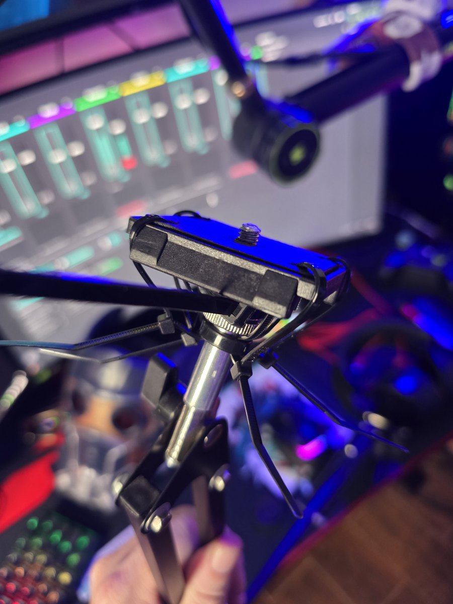 CausticGrim777's tweet image. Remember chat... if its stupid but it works....its not stupid @elgato are you proud of me? #drill #ziptie #armystrong