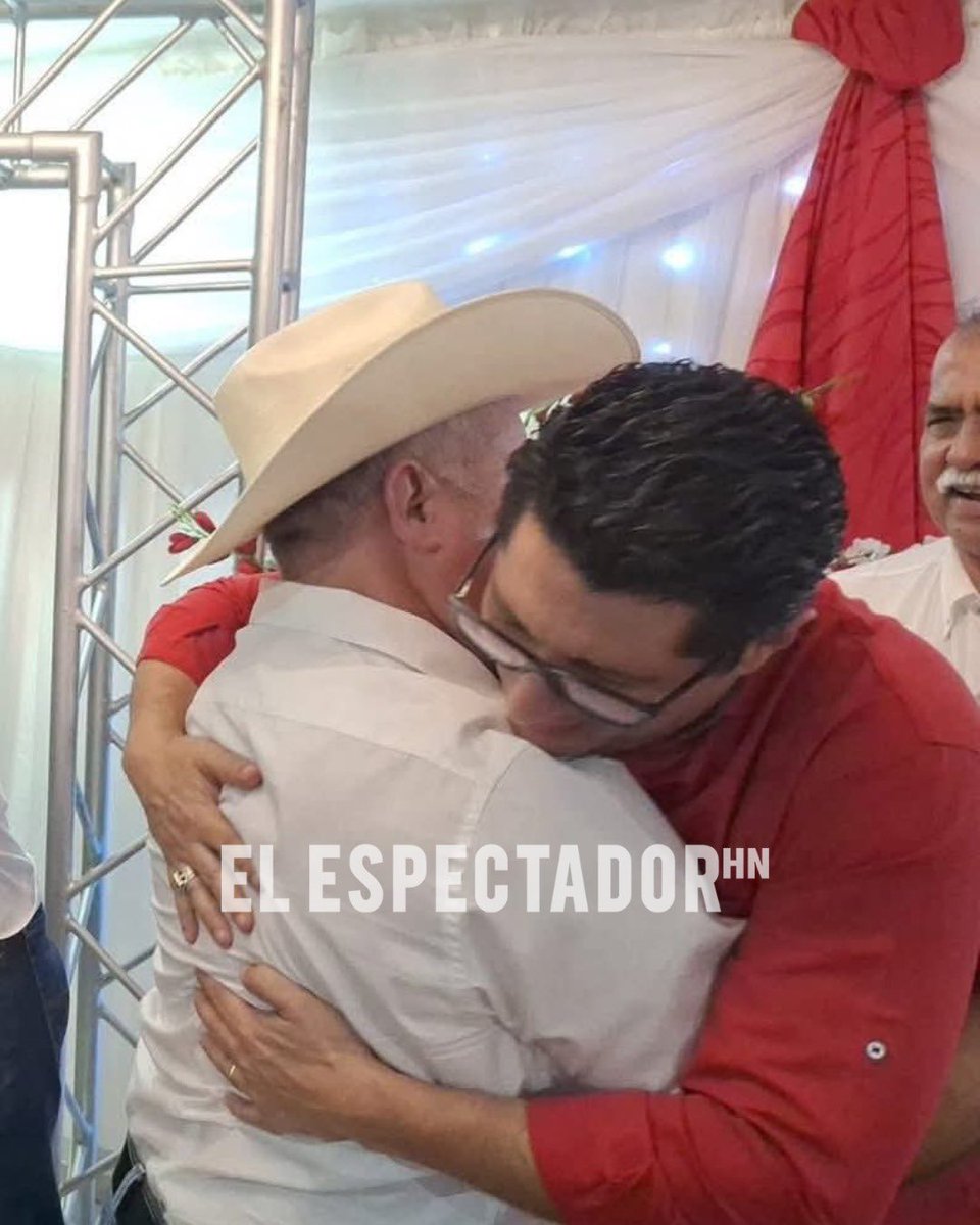 ElEspectadorHn's tweet photo. ALCALDES DE LIBRE ROMPEN FILAS Y SE PASAN AL PARTIDO LIBERAL EN SANTA BÁRBARA

Dos alcaldes que militaban en el Partido Libertad y Refundación (Libre) oficializaron su incorporación al Partido Liberal de Honduras durante un acto político realizado en el departamento de Santa Bárbara, donde también se integraron dirigentes de otras fuerzas.

Se trata de Luis Enamorado, alcalde de Ceguaca, y José Luis Hernández Portillo, edil de San Francisco de Ojuera, quienes formaban parte de Libre y ahora pasan a las filas liberales. En el mismo evento también se sumaron líderes vinculados al Partido Nacional y del Partido Democracia Cristiana.

La actividad incluyó la juramentación de los nuevos integrantes, encabezada por el dirigente liberal Jorge Cálix, quien aparece en los registros del evento acompañando a los alcaldes y demás dirigentes.

El movimiento político se produce en un contexto de reacomodo de liderazgos a nivel local, particularmente en Santa Bárbara, donde distintos actores comienzan a redefinir sus alianzas.