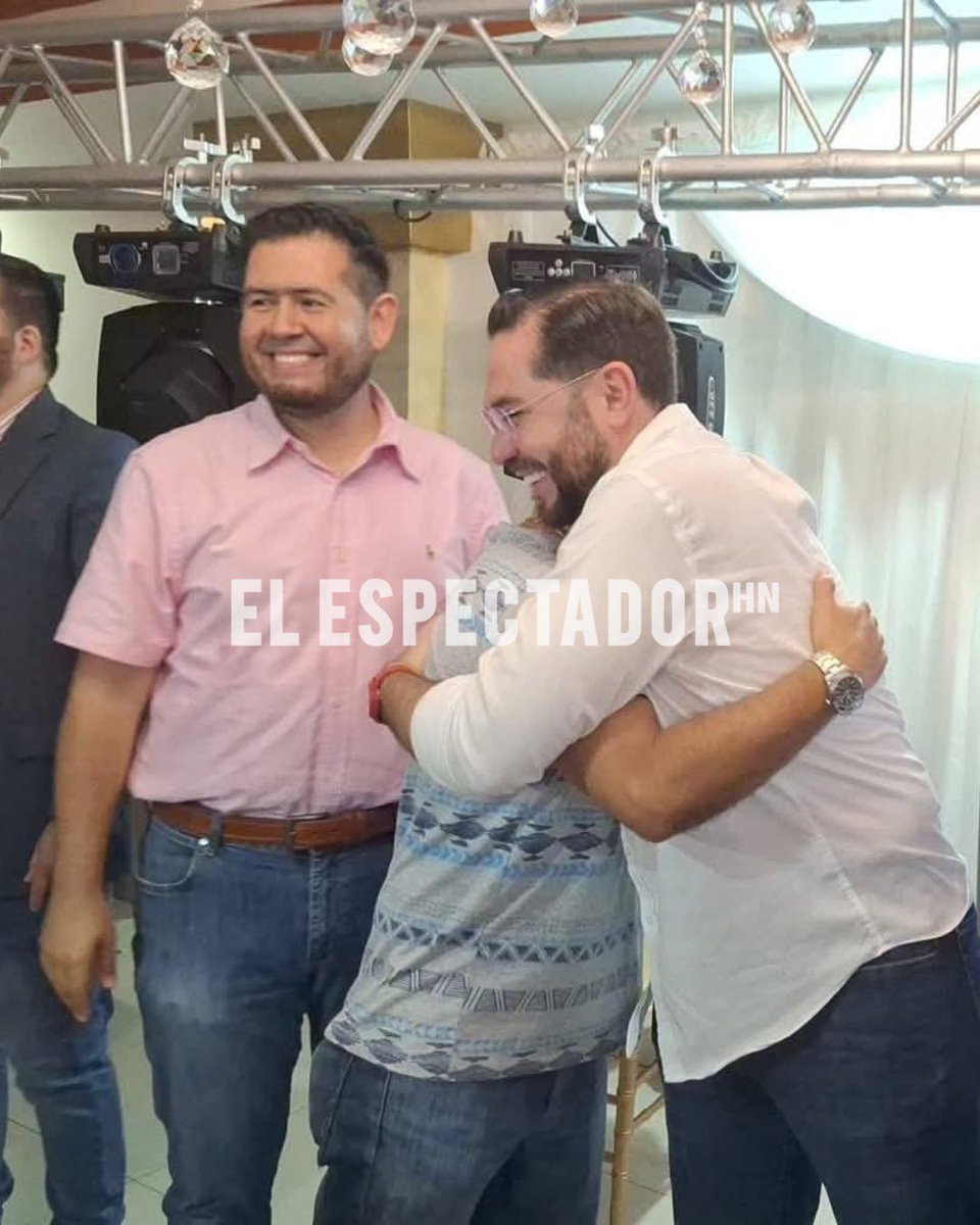 ElEspectadorHn's tweet photo. ALCALDES DE LIBRE ROMPEN FILAS Y SE PASAN AL PARTIDO LIBERAL EN SANTA BÁRBARA

Dos alcaldes que militaban en el Partido Libertad y Refundación (Libre) oficializaron su incorporación al Partido Liberal de Honduras durante un acto político realizado en el departamento de Santa Bárbara, donde también se integraron dirigentes de otras fuerzas.

Se trata de Luis Enamorado, alcalde de Ceguaca, y José Luis Hernández Portillo, edil de San Francisco de Ojuera, quienes formaban parte de Libre y ahora pasan a las filas liberales. En el mismo evento también se sumaron líderes vinculados al Partido Nacional y del Partido Democracia Cristiana.

La actividad incluyó la juramentación de los nuevos integrantes, encabezada por el dirigente liberal Jorge Cálix, quien aparece en los registros del evento acompañando a los alcaldes y demás dirigentes.

El movimiento político se produce en un contexto de reacomodo de liderazgos a nivel local, particularmente en Santa Bárbara, donde distintos actores comienzan a redefinir sus alianzas.