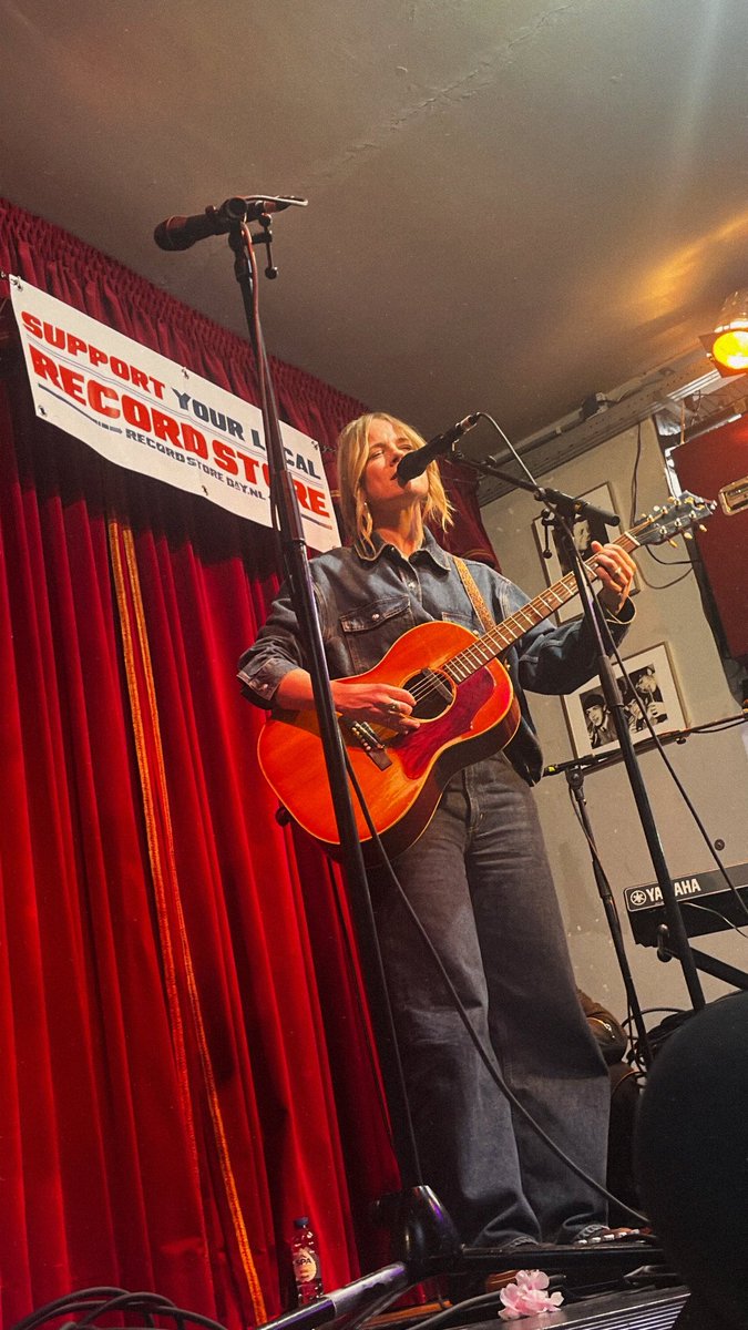 KimGerritzenx's tweet photo. Geslaagde dag! Was fijn je weer te zien lieve @IlseDeLange🧡 https://t.co/hldACIDLhn