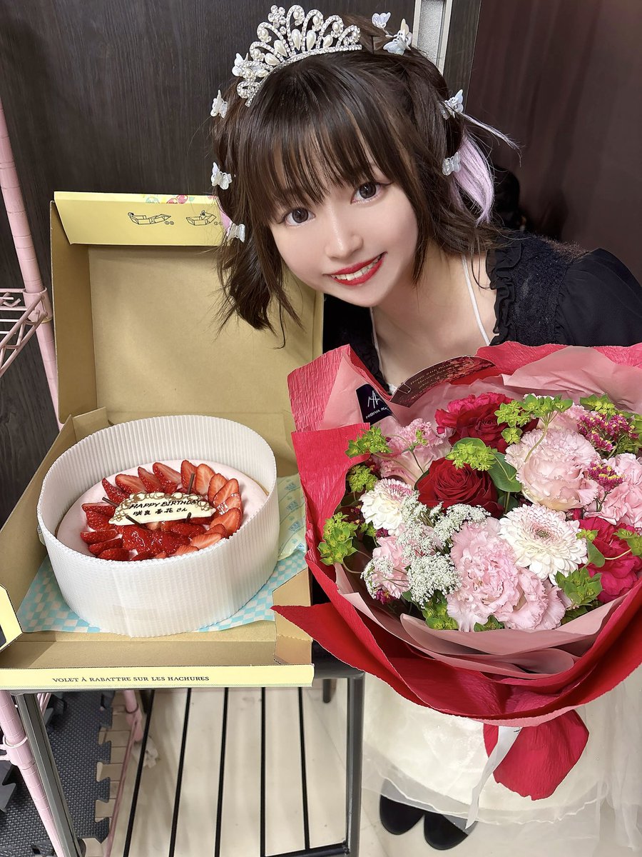 おはようございます☀️

昨日の余韻がすごい…🌸
お花もケーキも花束もすっごく嬉しい🎂💐
みなさんの笑顔も見られて本当に幸せでした🥰🍀

今日もあなたにとって素敵な1日になりますように🌟