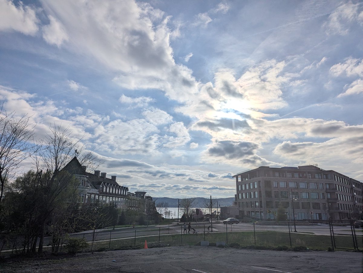ExtraMedium27's tweet photo. Beautiful evening.... Hudson River in the background... https://t.co/ovvkd2wDno